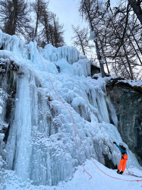 initiation cascade de glace pour les jeunes à Bessan