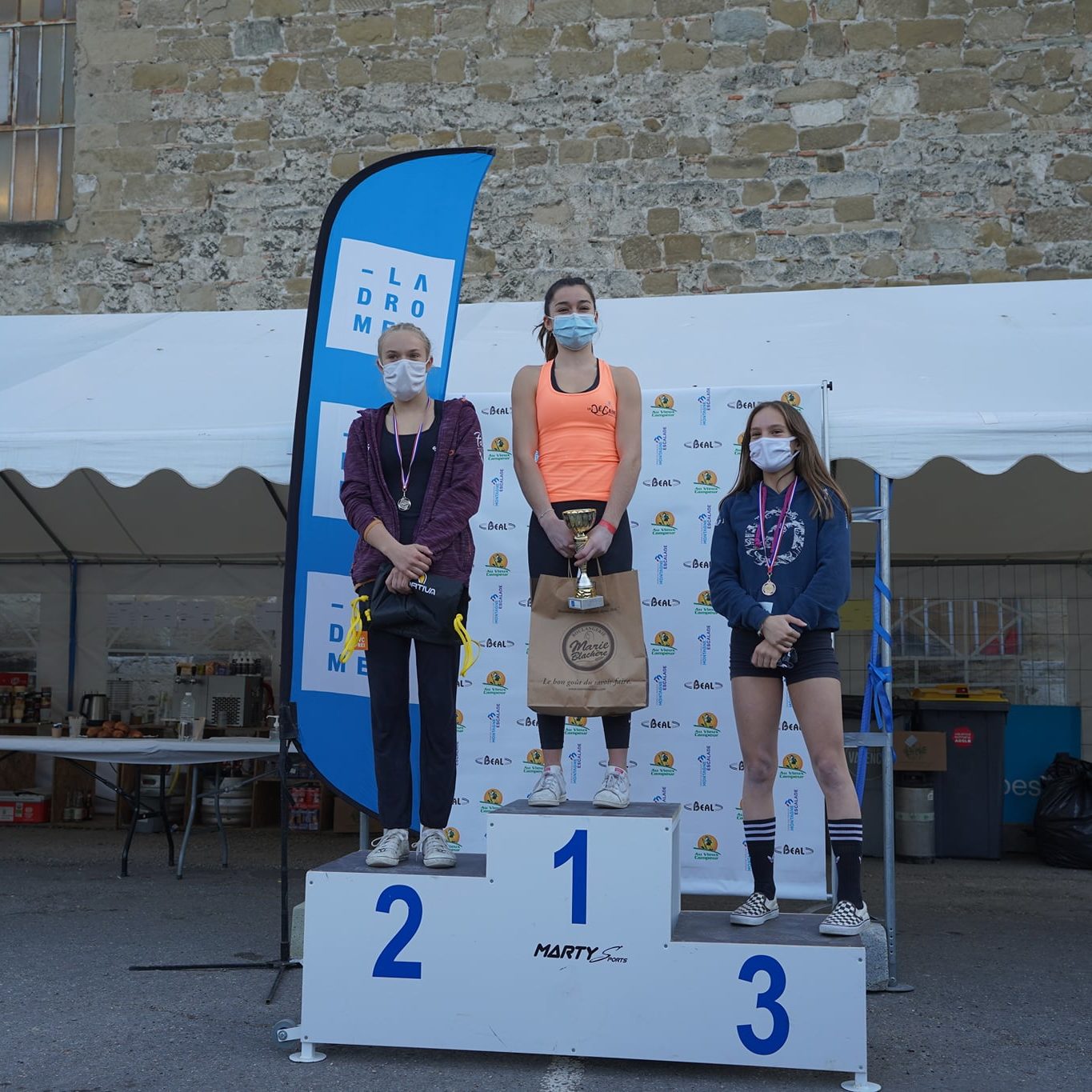 Lily Abriat sur le podium remporte la coupe de france de bloc a valence en octobre 2020