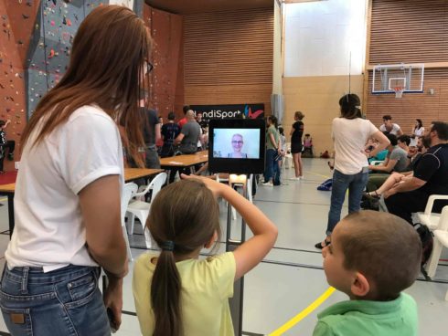 Margo en communication avec des enfants participants